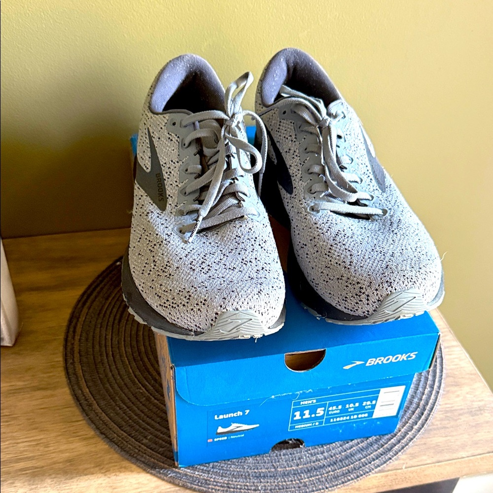 Brooks Men's Light Gray Athletic Shoes